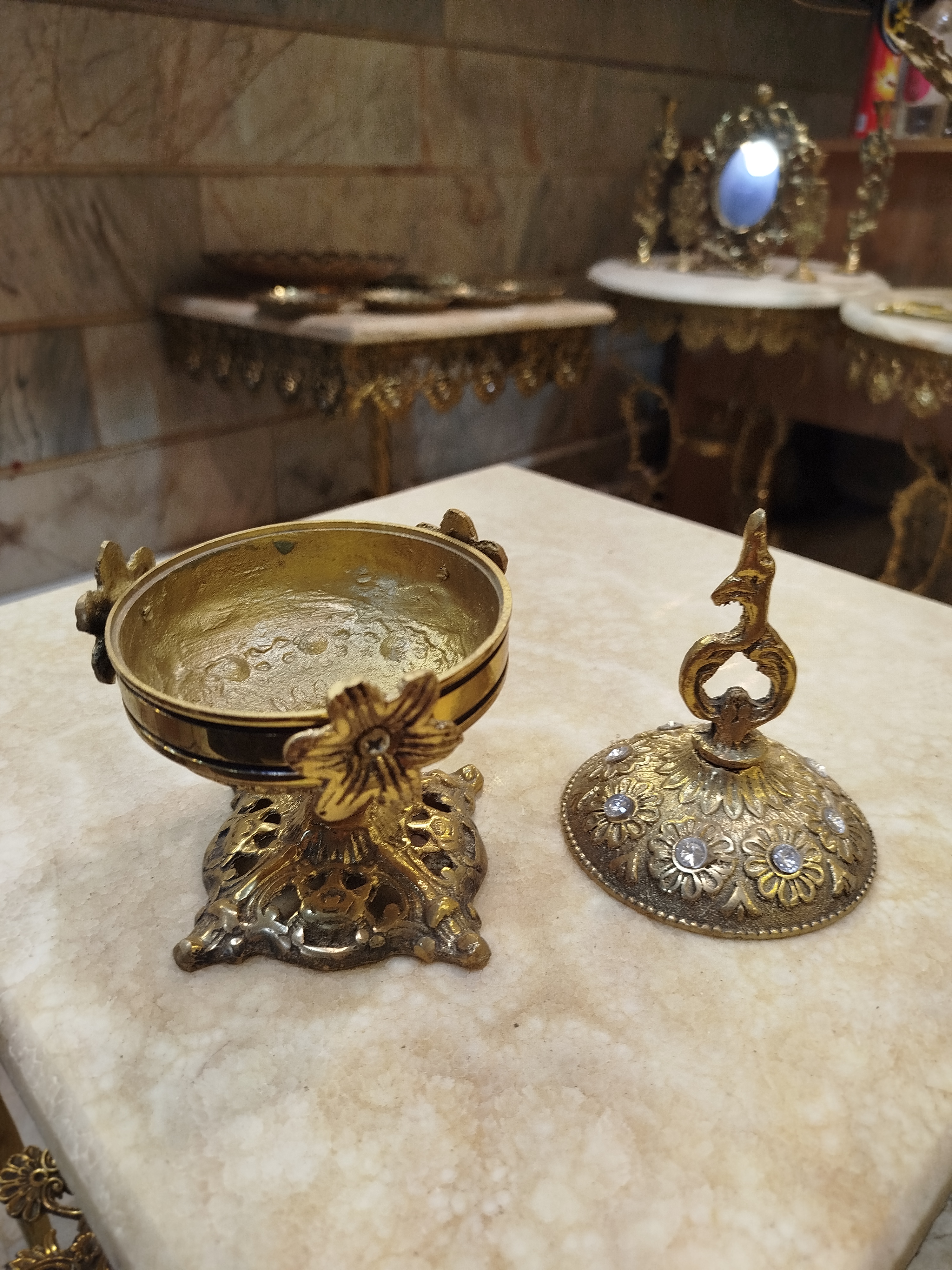 پایه چهارگوش و خوشطراش اثر را ببینید