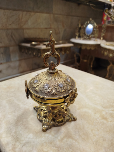 به نقش و نگار روی قندان توجه بفرمایید