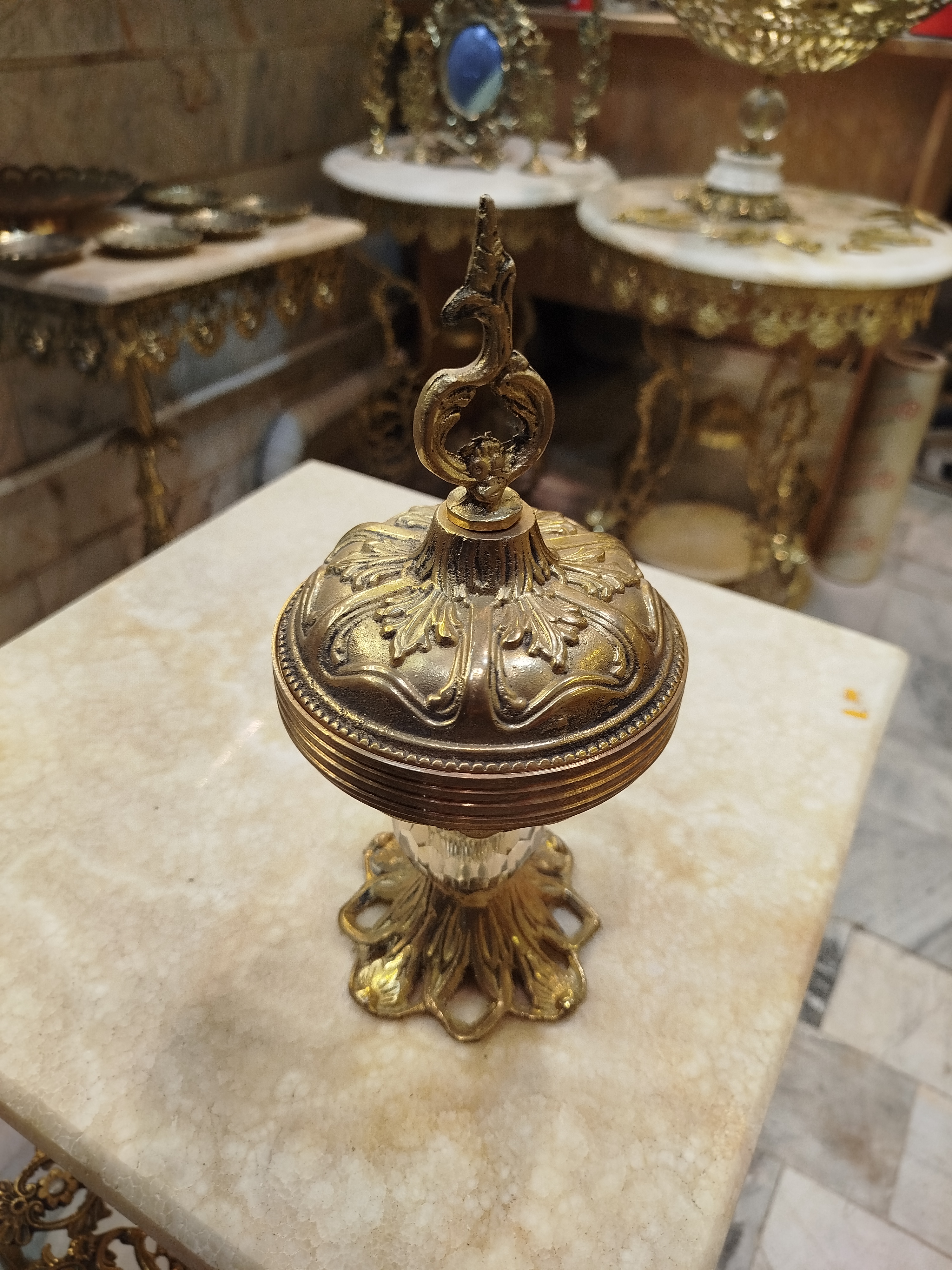 تماما کار دست می‌باشد.