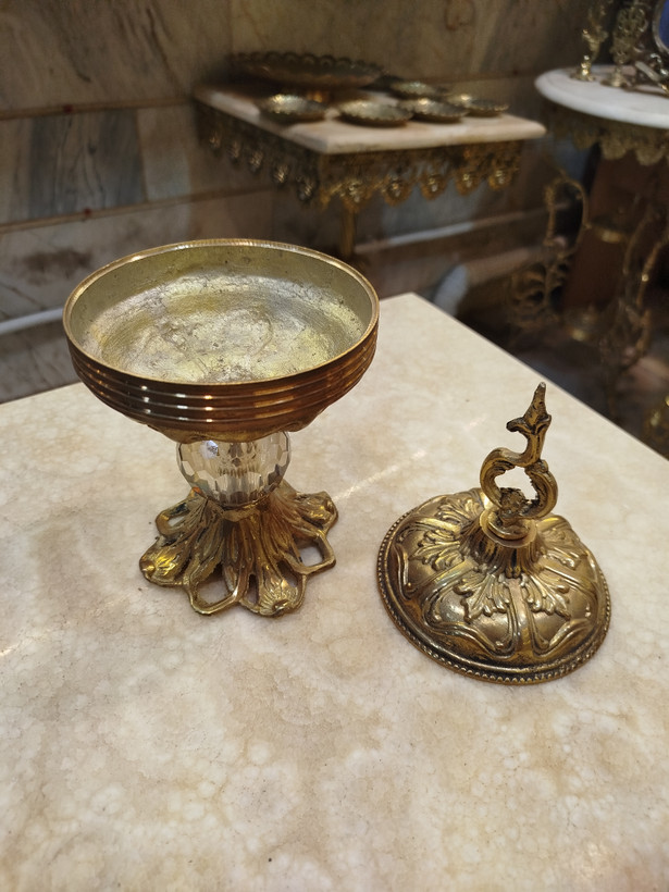 به پایه های اثر توجه بفرمایید و به ریز جزئیات لبه قندان